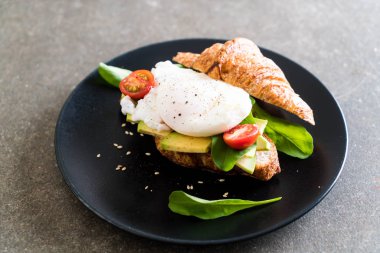 Yumurta Benedict avokado, domates ve salata ile 