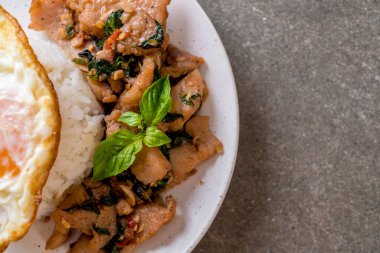 fesleğen pilav ve kızarmış yumurta ile tavada kızartılmış domuz eti