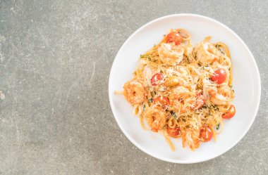 Spagetti karides, domates, fesleğen ve peynir ile 