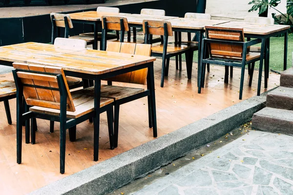 Üres fa asztal és szék, szabadtéri étterem — Stock Fotó