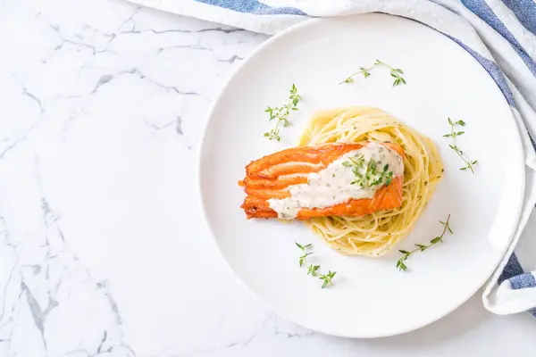 Спагетти с жареным лососем — стоковое фото
