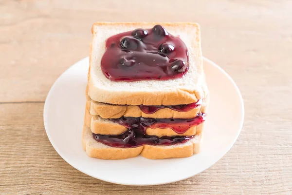 Pan con mermelada de arándanos — Foto de Stock