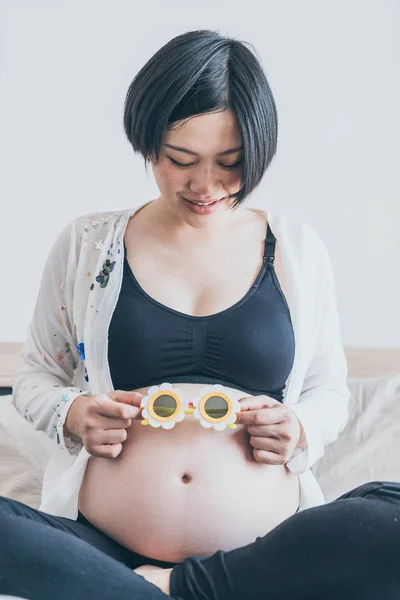 年轻美丽的亚洲孕妇与花太阳镜在 h — 图库照片