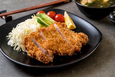 Japon derin kızarmış domuz pirzola (tonkatsu kümesi)