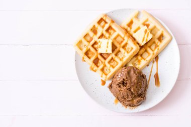 Çikolatalı dondurma waffle ile