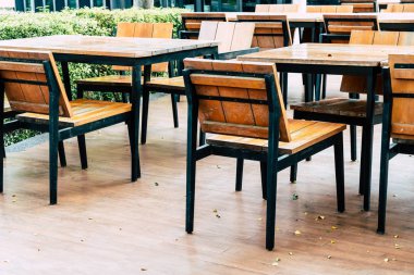 boş ahşap masa ve sandalye Açık Restoran