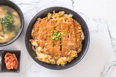 Kızarmış domuz pirzola tabağı (Katsudon)