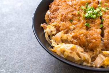 Kızarmış domuz pirzola tabağı (Katsudon)