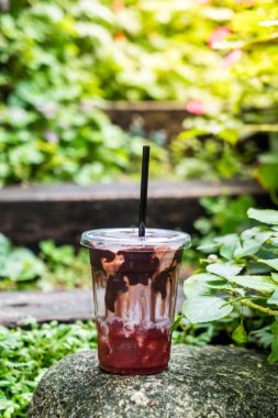 süt ve çilek şurubu ile buzlu çikolata