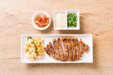 sebze ile dilimlenmiş domuz biftek ızgara 