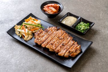 sebze ile dilimlenmiş domuz biftek ızgara 