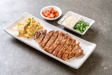 sebze ile dilimlenmiş domuz biftek ızgara 