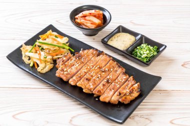 sebze ile dilimlenmiş domuz biftek ızgara 