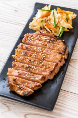 sebze ile dilimlenmiş domuz biftek ızgara 