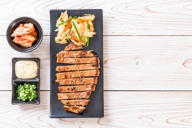 sebze ile dilimlenmiş domuz biftek ızgara 