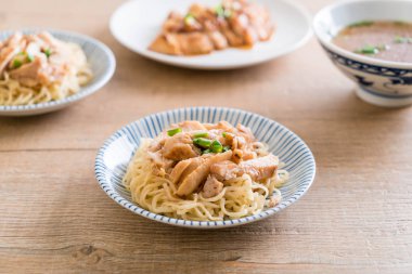 Kızartma tavuk şehriye