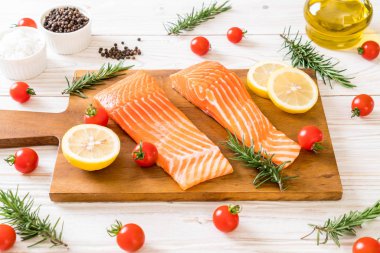 Limon domates Biberiye Biber ve tuz ile Çiğ somon fileto 