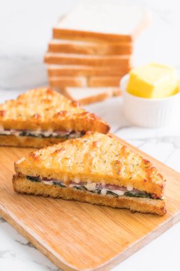 fırında ıspanak ve Jambonlu sandviç 