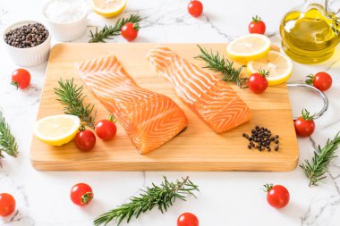 Limon domates Biberiye Biber ve tuz ile Çiğ somon fileto 