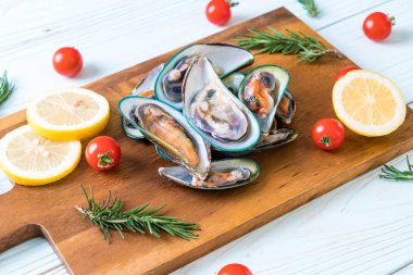 ahşap tahta üzerinde taze midye