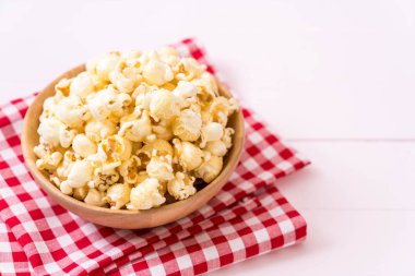 Ahşap üzerine tatlı patlamış mısır