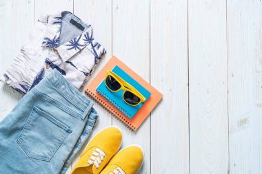 Gezgin, yaz tatili erkekler rahat kıyafetler