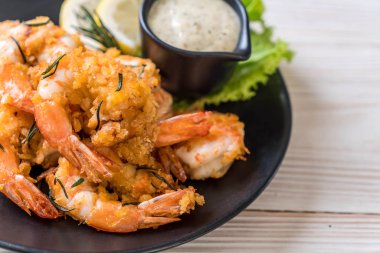 Soslu kızarmış karides.