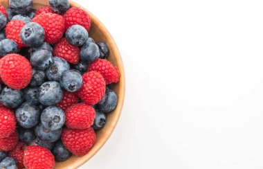 taze yaban mersini ve rasberry beyaz