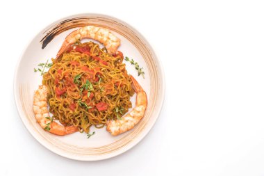 domates sosu ve karides ile sebze erişte