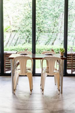 Boş masa ve sandalye