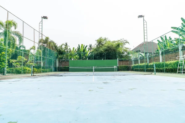 Пустой теннисный корт — стоковое фото