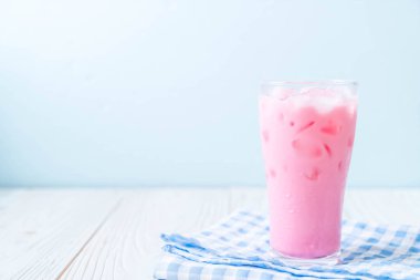 pembe çilek milkshake