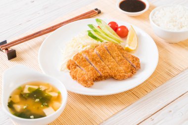 Japon derin kızarmış domuz pirzola (tonkatsu kümesi)
