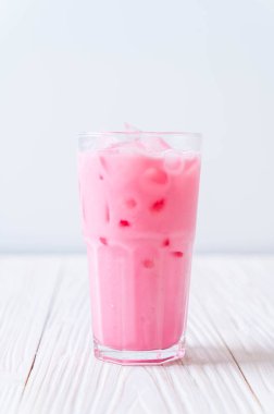 pembe çilek milkshake