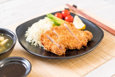 Japon derin kızarmış domuz pirzola (tonkatsu kümesi)