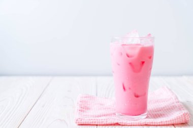 pembe çilek milkshake