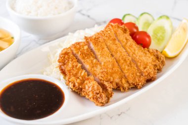 Japon derin kızarmış domuz pirzola (tonkatsu kümesi)