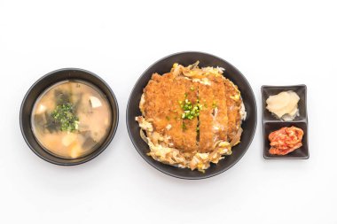 Kızarmış domuz pirzola tabağı (Katsudon)