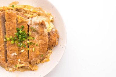 Kızarmış domuz pirzola tabağı (Katsudon)