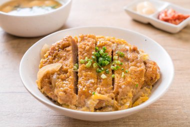 Kızarmış domuz pirzola tabağı (Katsudon)