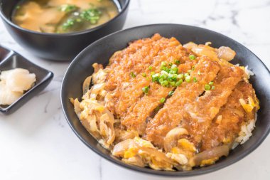 Kızarmış domuz pirzola tabağı (Katsudon)