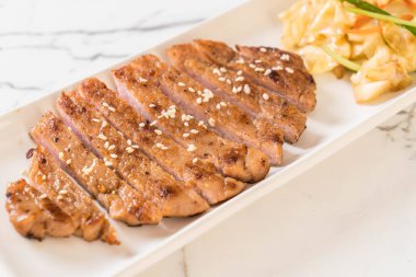 sebze ile dilimlenmiş domuz biftek ızgara 