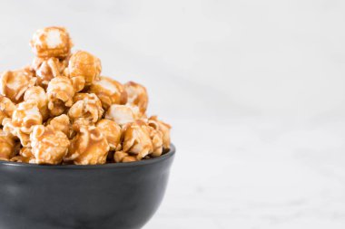 Patlamış Mısır ile karamel