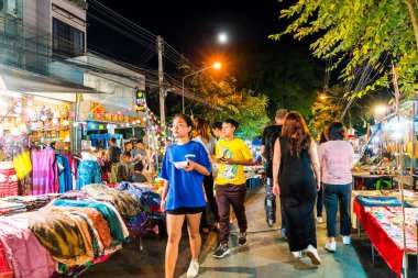 Chiang Mai, Tayland - 1 Ocak 2018: Gece seyahat turistler