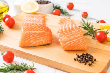 Limon domates Biberiye Biber ve tuz ile Çiğ somon fileto 