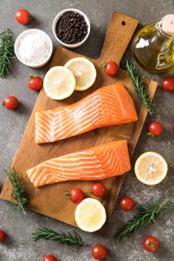 Limon domates Biberiye Biber ve tuz ile Çiğ somon fileto 