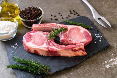 domuz pirzolası ham