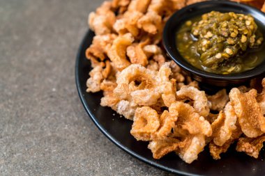 Kızarmış domuz eti rince ya da domuz eti aperatif Kuzey Tayland yeşil biber D ile