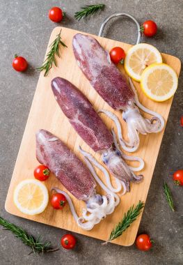 taze ahtapot veya mürekkep ahşap tahta üzerinde ham