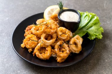 Kızarmış squids ve soslu ahtapot (kalamar)